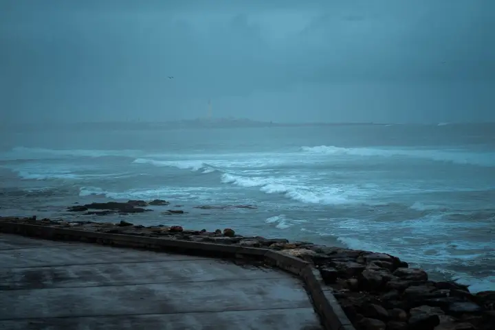 An der Atlantik-Corniche spazieren